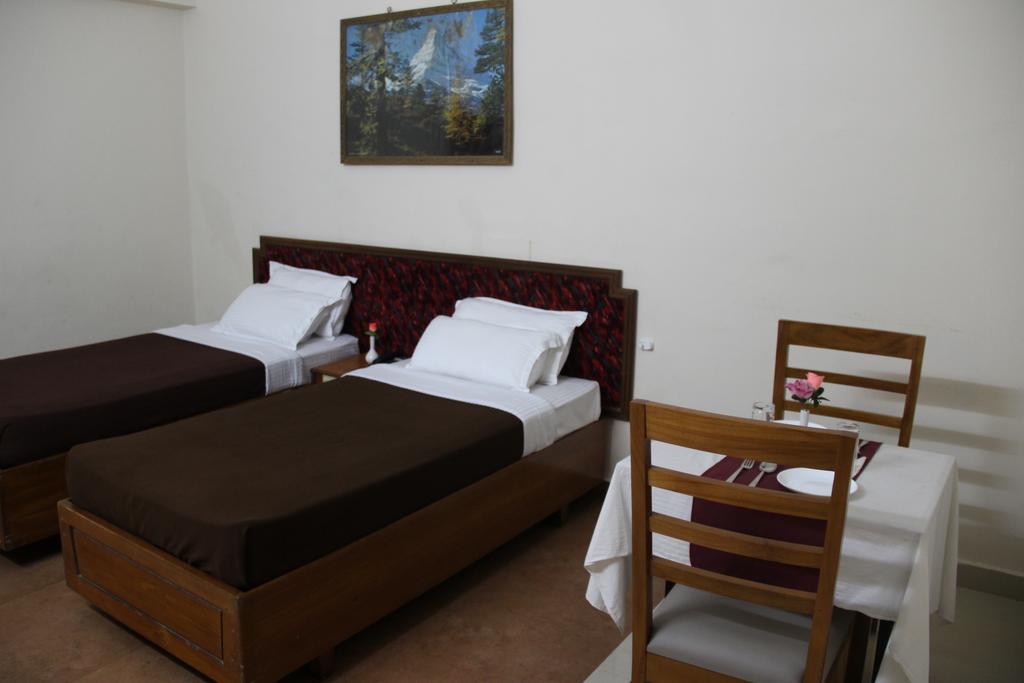 Issacs The Resort Sultan Bathery Room photo
