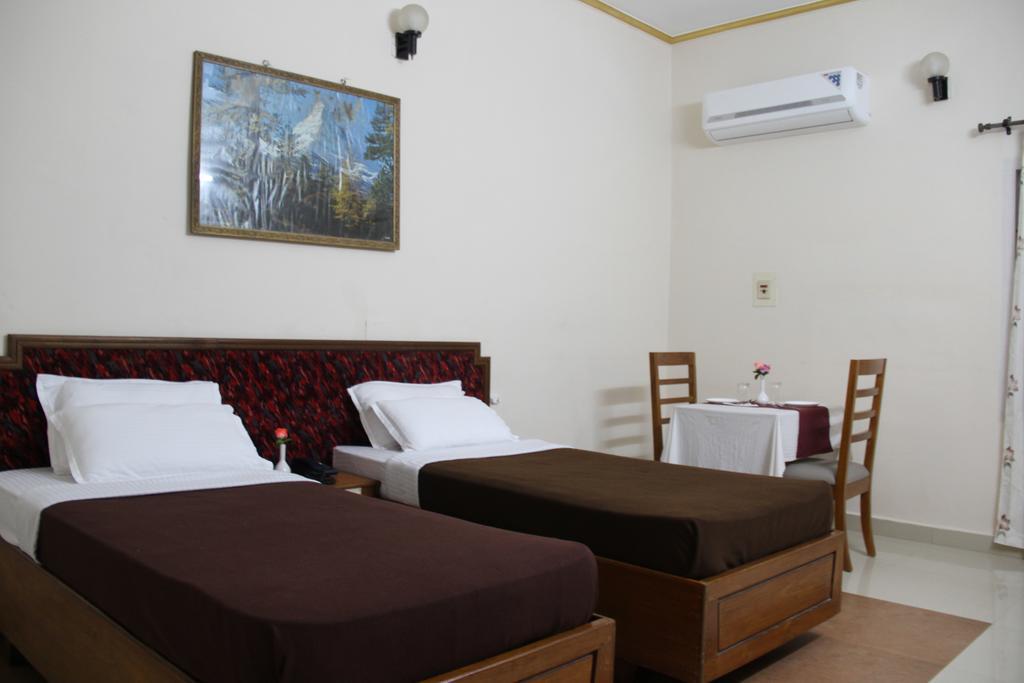 Issacs The Resort Sultan Bathery Room photo