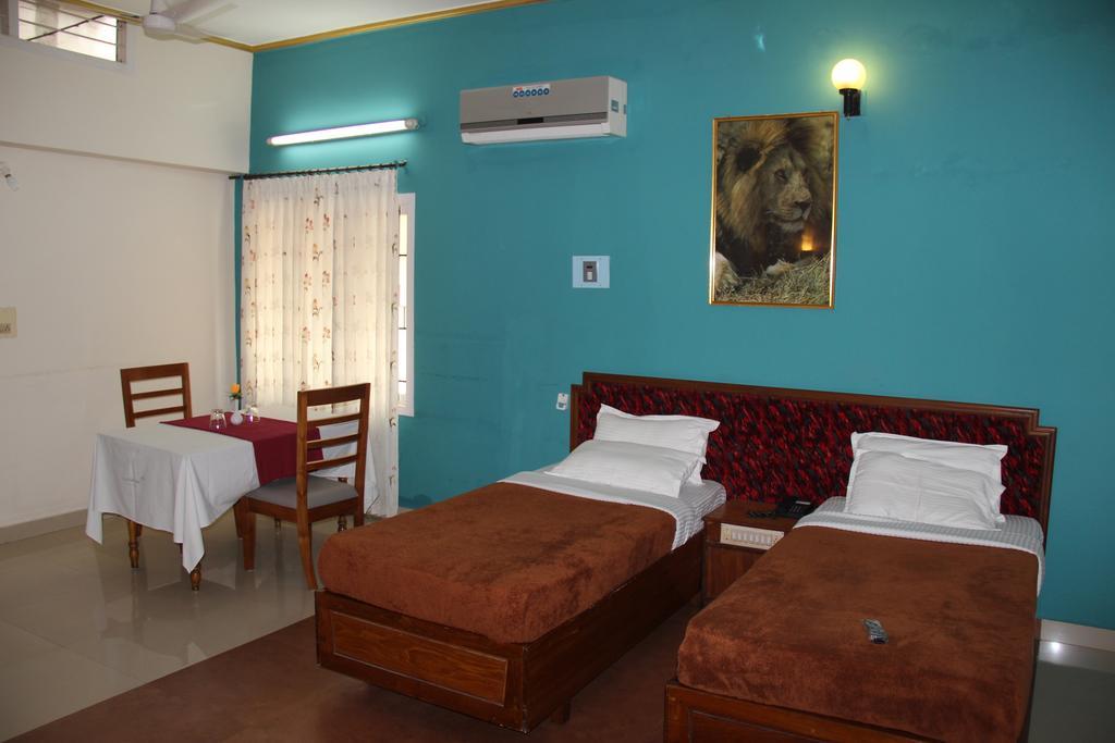 Issacs The Resort Sultan Bathery Room photo
